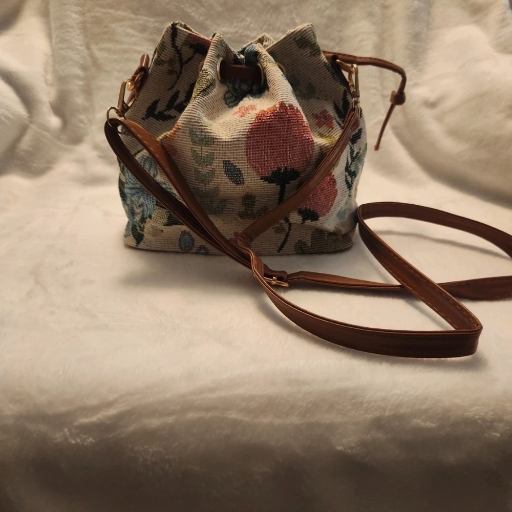 Floral Tapestry Drawstring Crossbody Bag in Cream and Pink